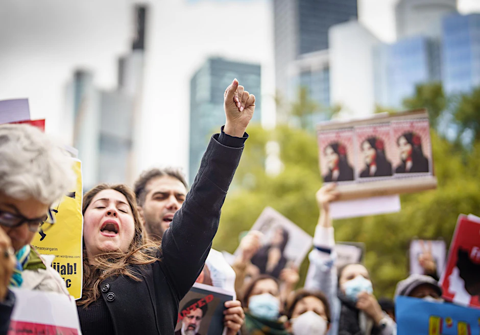 Demonstranten vor der Alten Oper in Frankfurt. Nach dem Tod von Mahsa Amini, die im Iran in Polizeigewahrsam gestorben war, sind Tausende Menschen in Deutschland auf die Straße gegangen.  