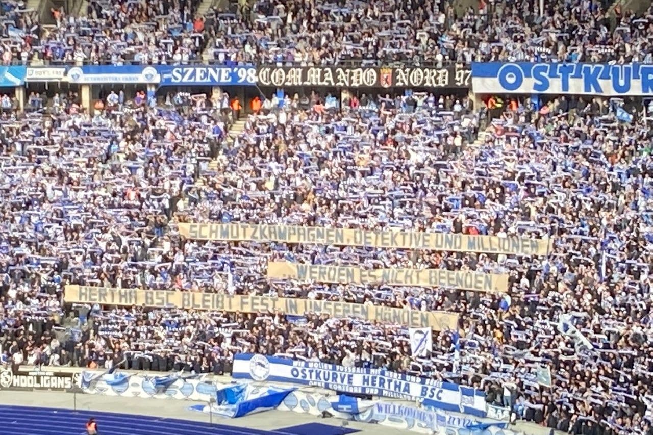 Direkt vor dem Anpfiff entrollten die Hertha-Fans eine weitere Botschaft an Lars Windhorst. 