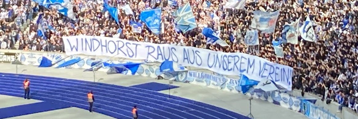 Die Hertha-Fans in der Ostkurve machten vor dem Spiel gegen die TSG Hoffenheim deutlich, wie sie zu Investor Lars Windhorst stehen.