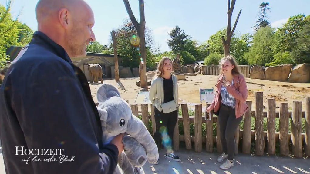 "Hochzeit auf den ersten Blick"-Experte Markus Ernst überrascht Jaqueline im Zoo.