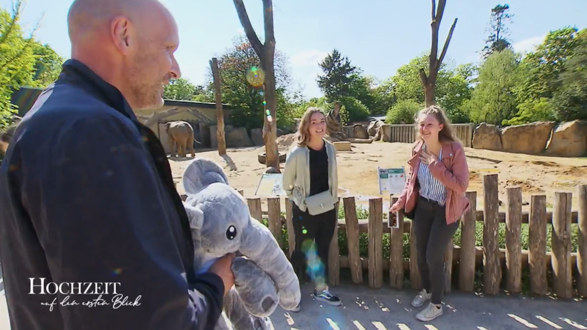 "Hochzeit auf den ersten Blick"-Experte Markus Ernst überrascht Jaqueline im Zoo.