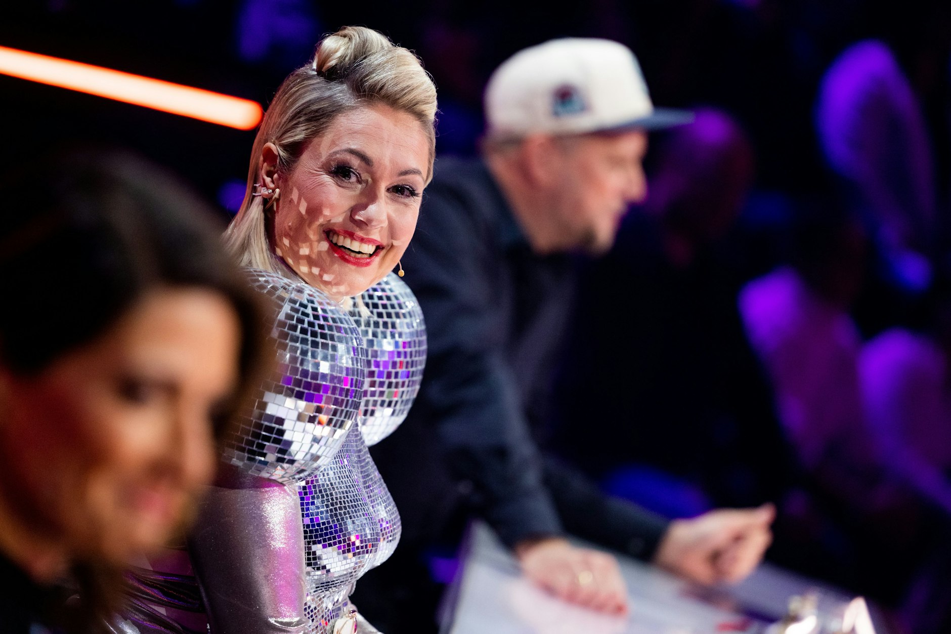 The Masked Singer: Nur Ruth Moschner hat ihren Platz im Rateteam sicher: Linda Zervakis und Smudo waren nur in der ersten Show dabei.