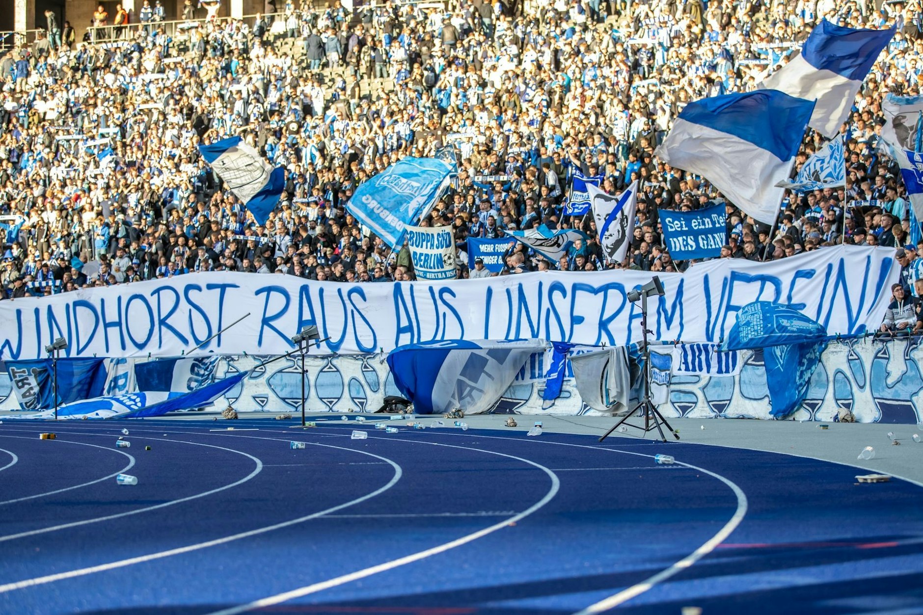 Ein Teil der Hertha-Fans positionierte sich klar gegen Lars Windhorst.&nbsp;