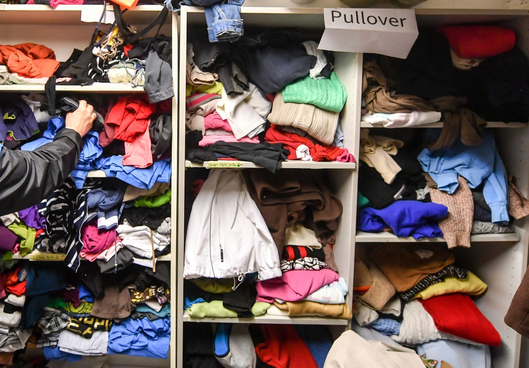 Leere Regale bei der Berliner Stadtmission: Welche Spenden gebraucht werden