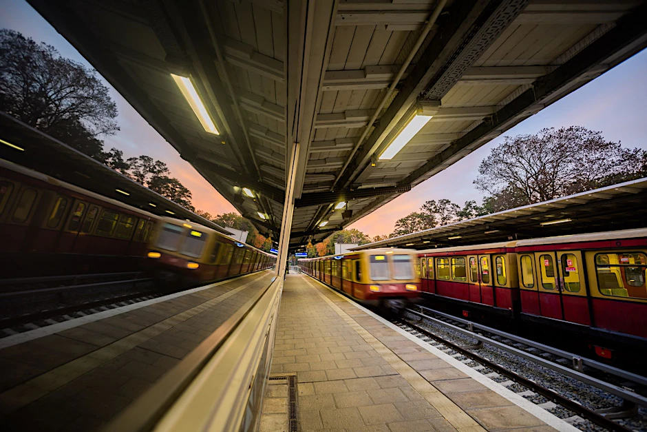 dpatopbilder - ARCHIV - Eine S-Bahn fährt am Morgen am Bahnhof Berlin-Grünau ein.  