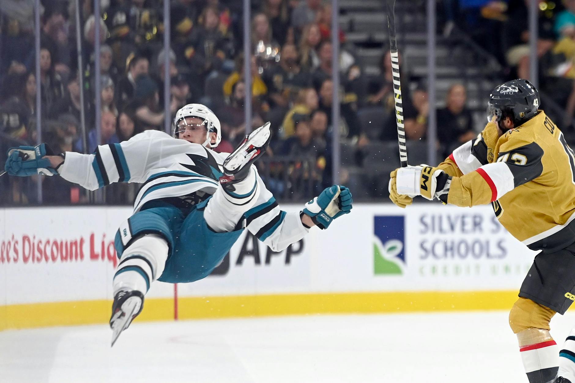 Nico Sturm (l.) will mit den San Jose Sharks wie hier im NHL-Test gegen die Vegas Golden Knights um Paul Cotter in dieser Saison richtig abheben.
