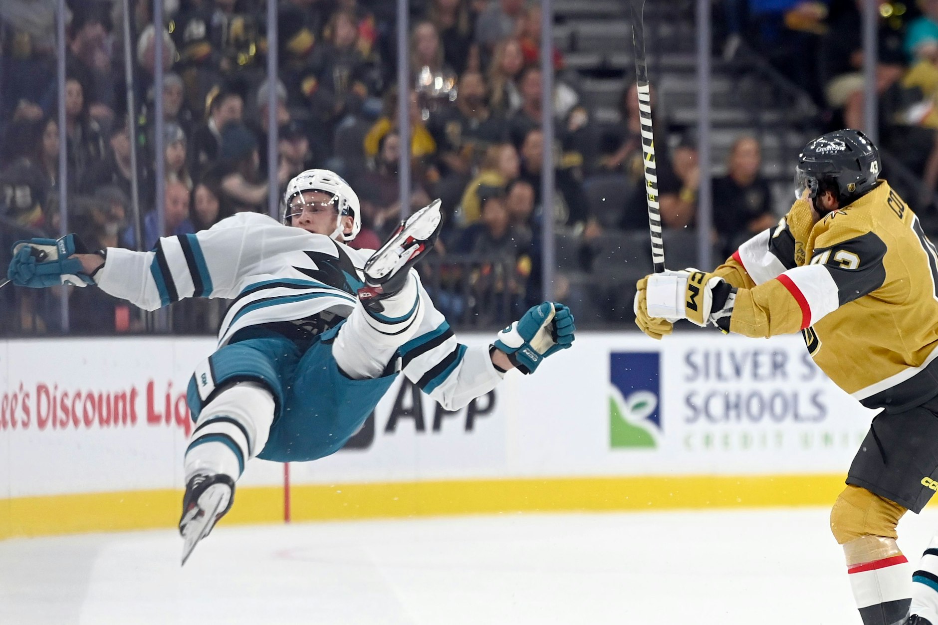 Nico Sturm (l.) will mit den San Jose Sharks wie hier im NHL-Test gegen die Vegas Golden Knights um Paul Cotter in dieser Saison richtig abheben.