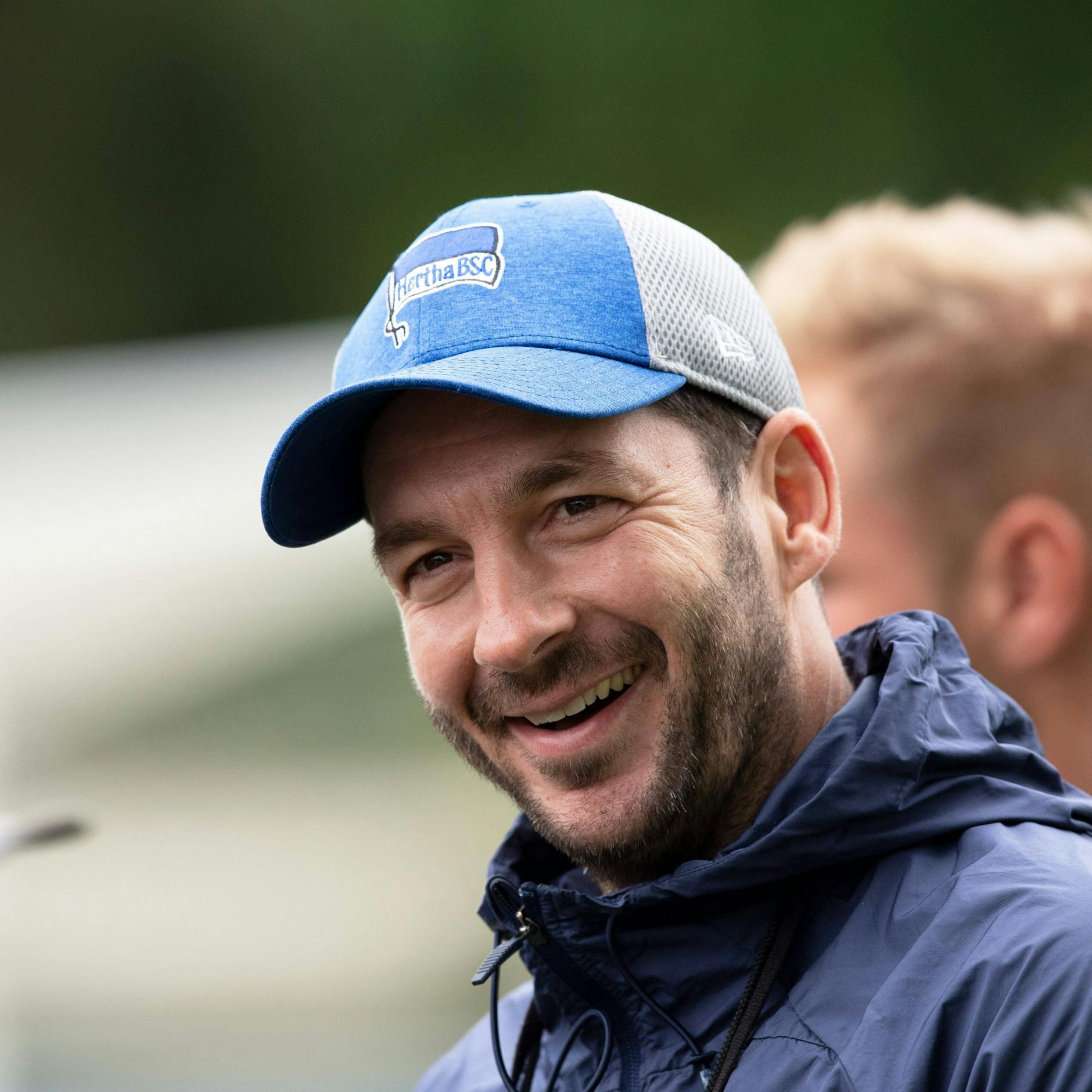 Herthas Trainer Sandro Schwarz freut sich über die gute Zusammenarbeit mit Präsident Kay Bernstein.