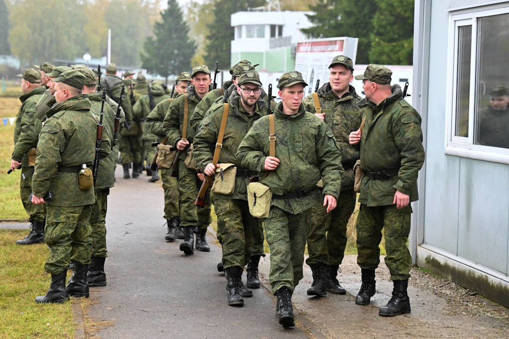 Massenschlägerei: Russische Soldaten prügeln sich auf Militärbasis