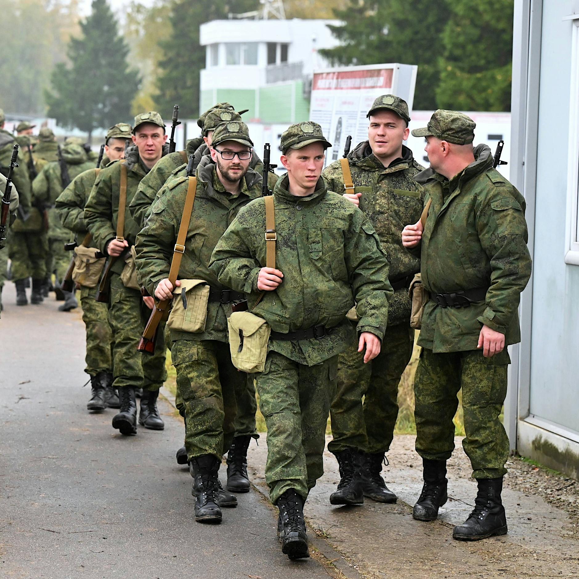 Massenschlägerei: Russische Soldaten prügeln sich auf Militärbasis
