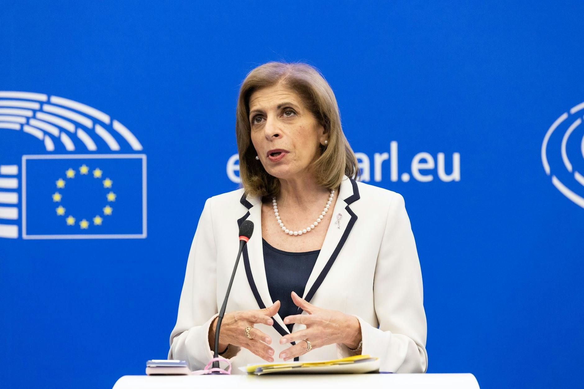 ARCHIV - EU-Gesundheitskommissarin Stella Kyriakides spricht auf einer Pressekonferenz. ssion/dpa