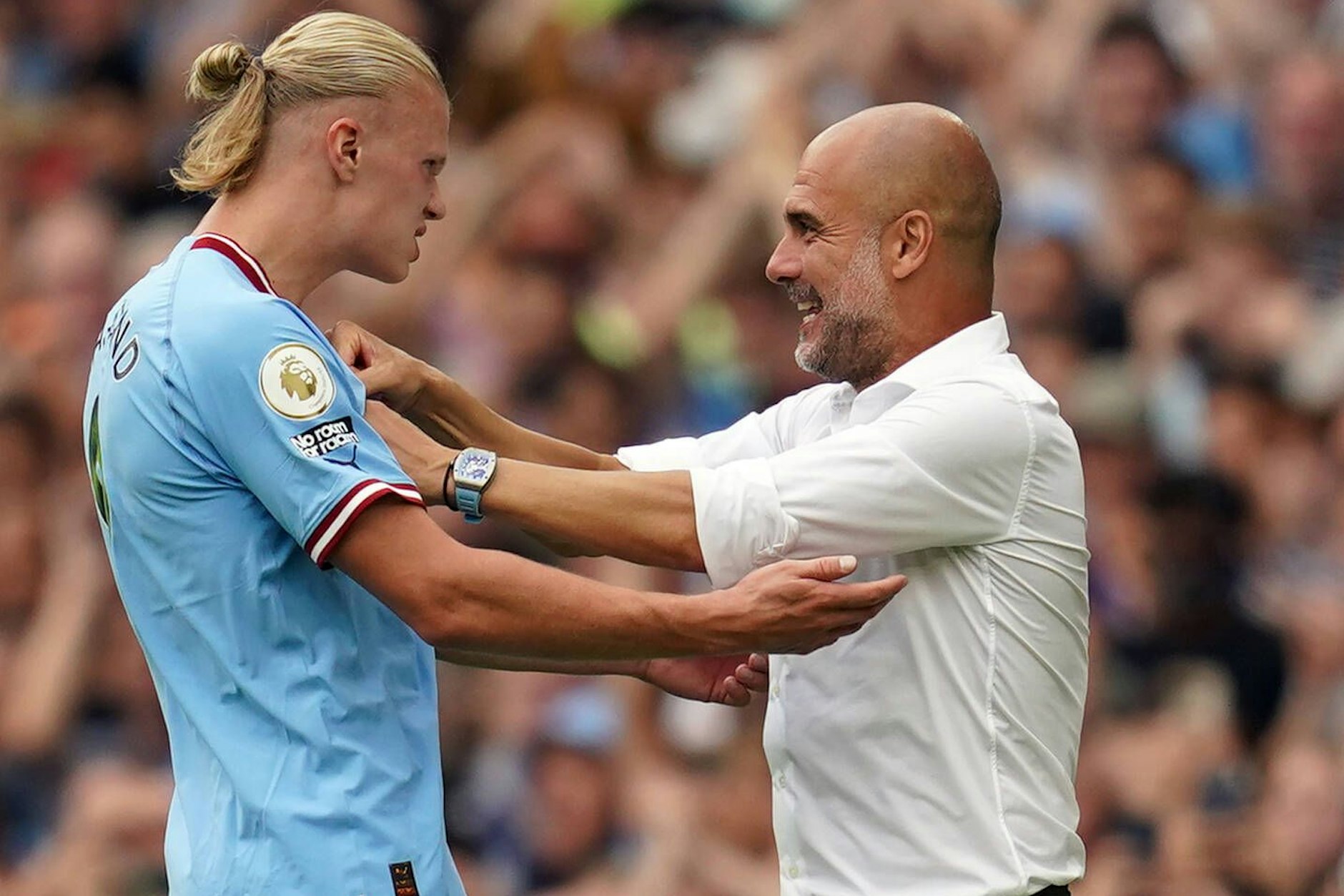 Erling Haaland schießt auch bei Manchester City Tore wie am Fließband und bringt damit City-Coach Pep Guardiola zum Staunen.&nbsp;