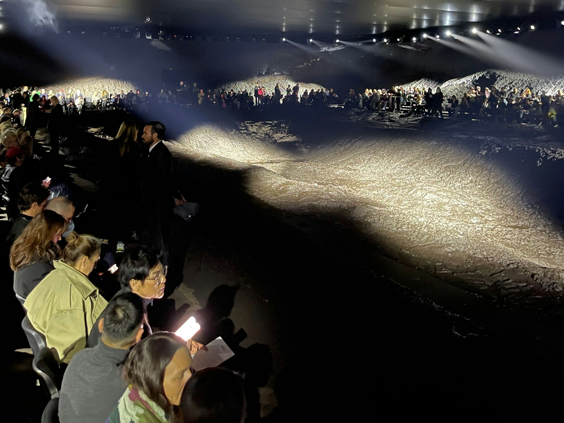 Eine Messehalle des&nbsp;Parc des expositions de Paris-Nord Villepinte wurde mit 275 Kubikmeter echtem Modder aus einem Torfmoor befüllt. Der Balenciaga-Matsch geht nun zurück an den Lieferanten und wird für lokale Gartenbauprojekte und in der Landschaftsgestaltung weiterverwertet.