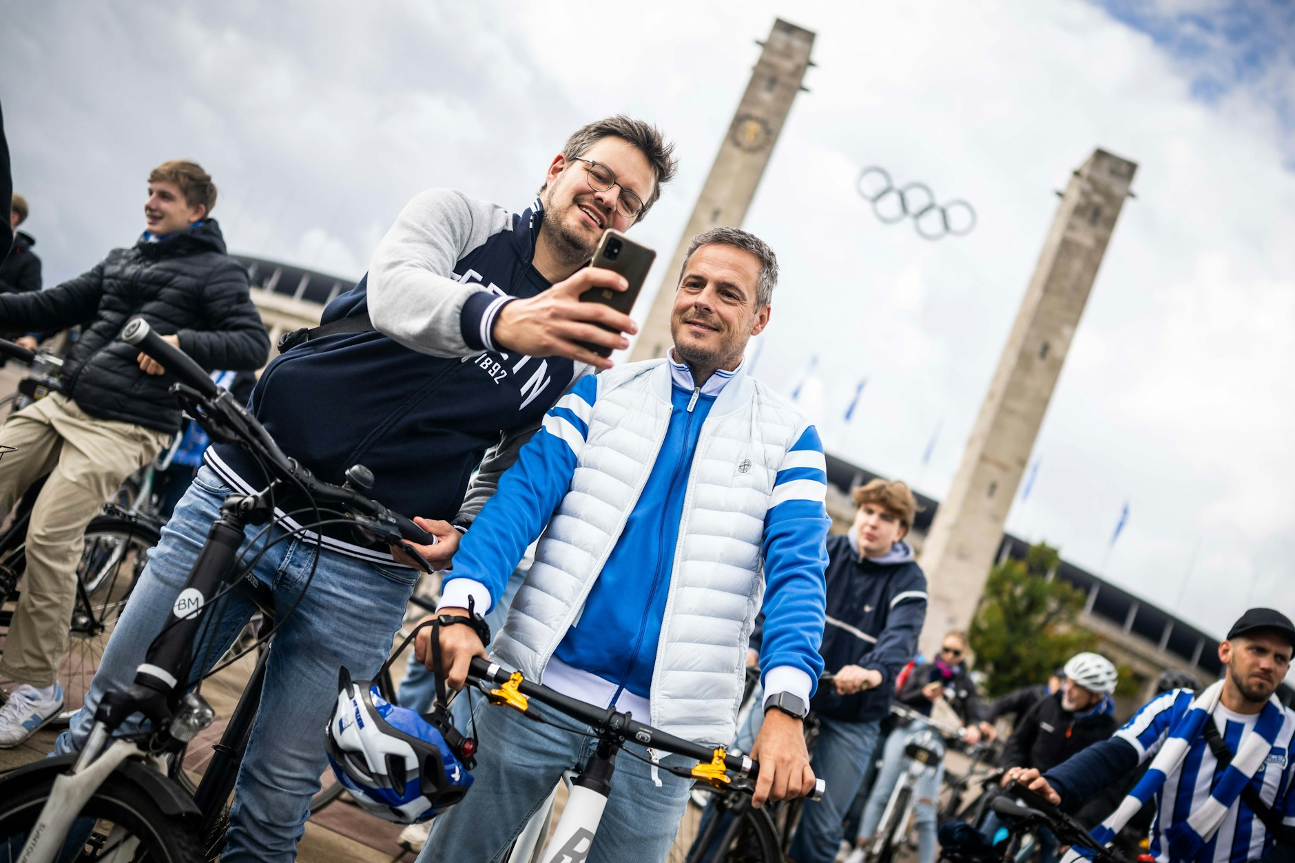 Präsident Kay Bernstein fuhr mit rund 200 Fans im Fahrrad-Korso zum Heimspiel gegen Hoffenheim. Das kommt bei den Anhängern an.