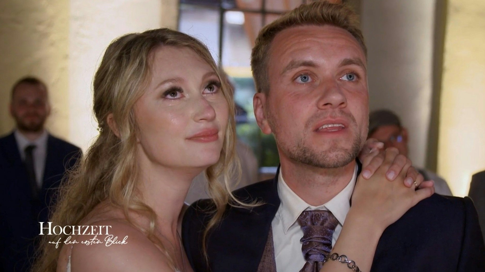 Beim Feuerwerk fließen bei "Hochzeit auf den ersten Blick"-Braut Jaqueline und ihrem Bräutigam Peter die Tränen.
