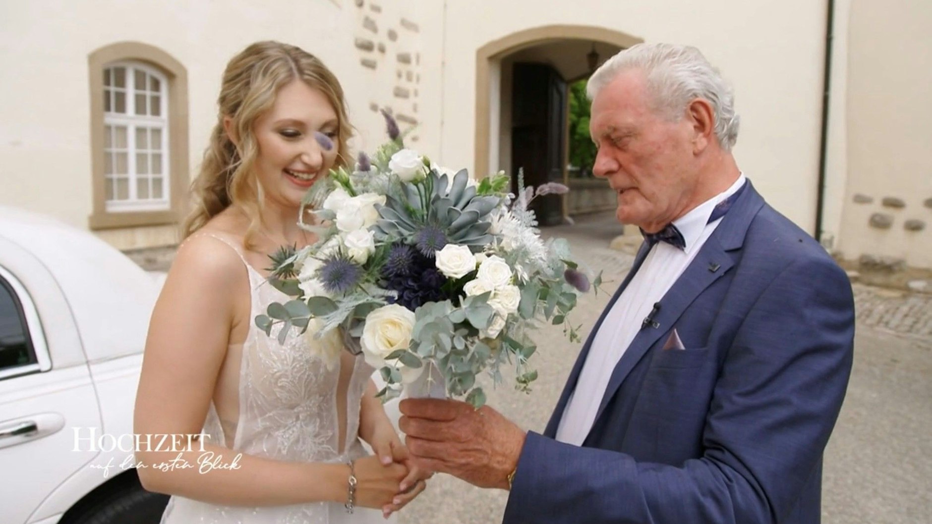 Jaqueline wird von ihrem Vater zum Traualtar für die "Hochzeit auf den ersten Blick" geführt.