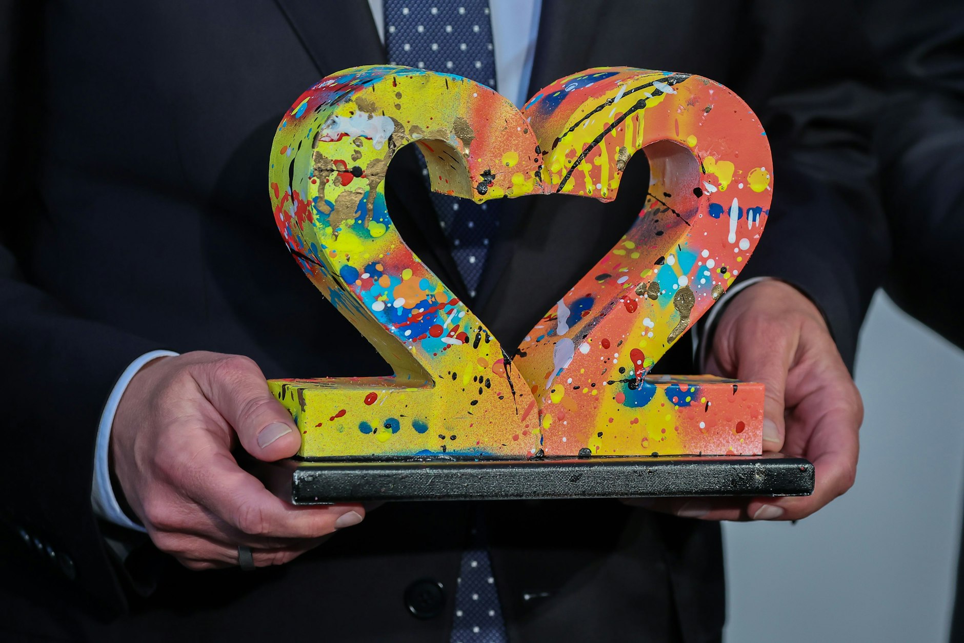 Skulptur in Herzform: 32 Jahre deutsche Einheit.