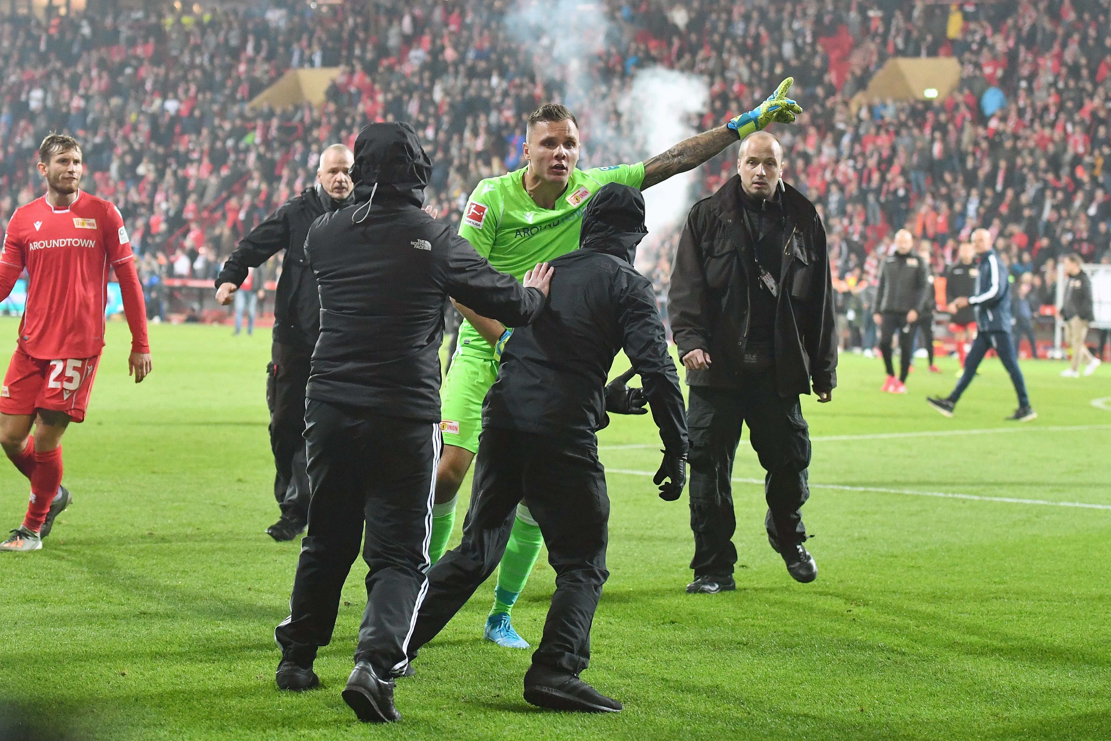 Legendär: Rafal Gikiewicz stoppte einige Union-Chaoten, die beim Chaos-Derby gegen Hertha BSC 2019 auf den Rasen stürmten.&nbsp;