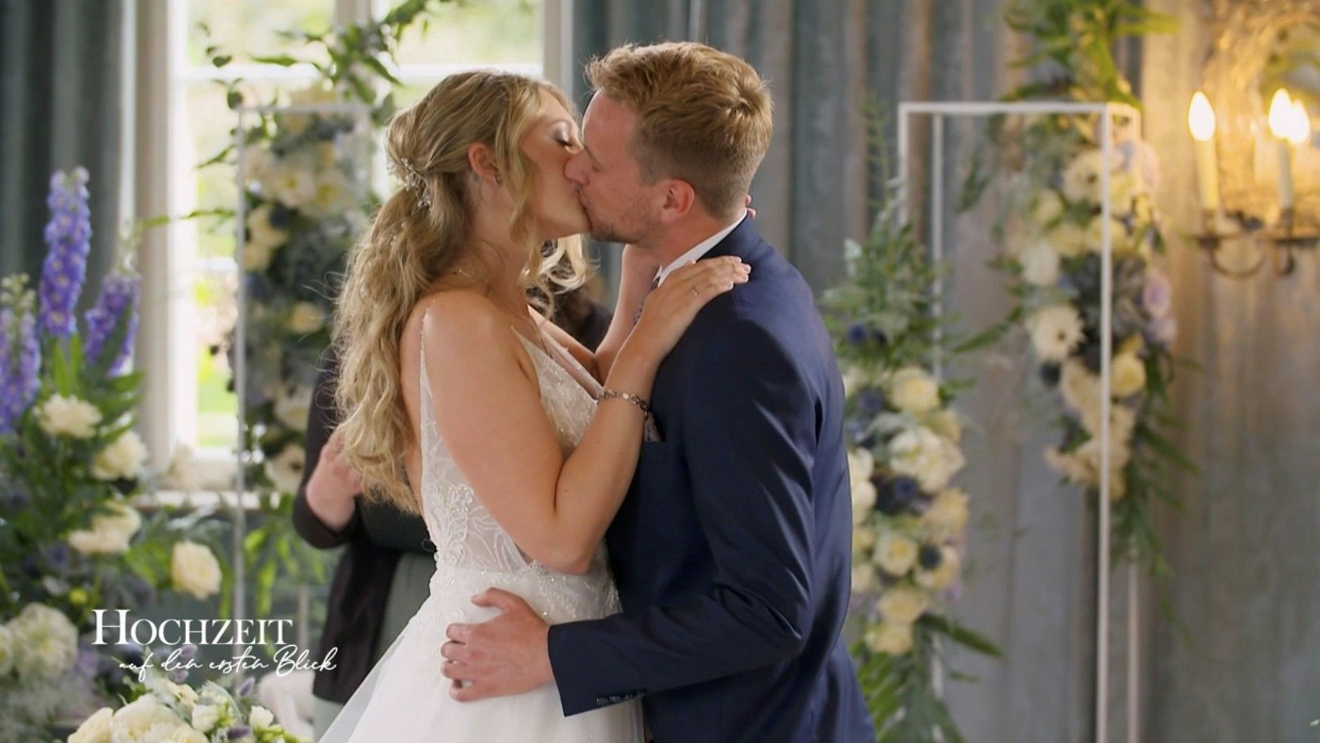 Besiegeln mit einem Kuss ihre Ehe: Jaqueline und Peter bei "Hochzeit auf den ersten Blick".