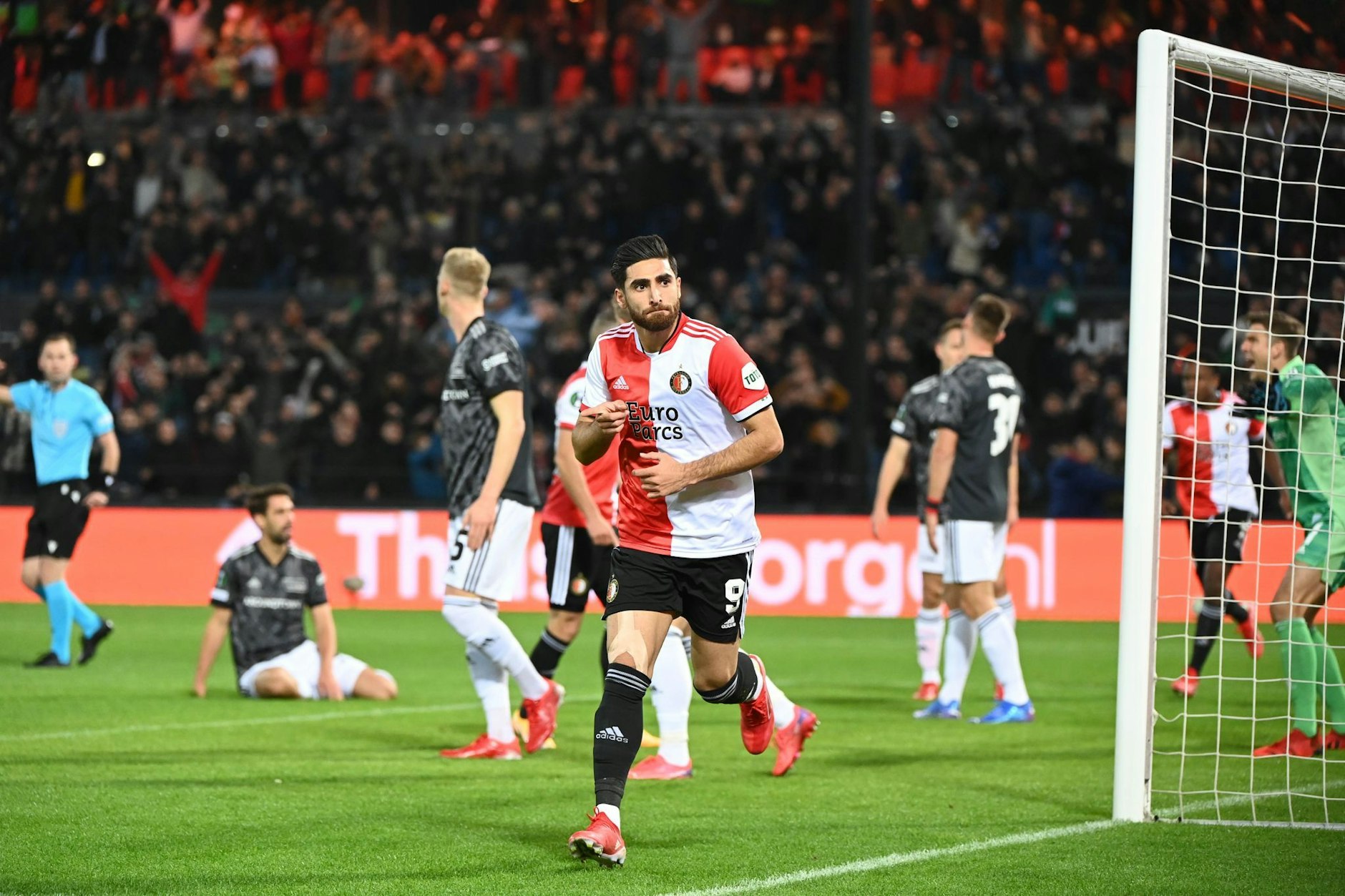 Rotterdams Alireza Jahanbakhsh (M) jubelt, nachdem er gegen Union Berlin zum 1:0 getroffen hat.