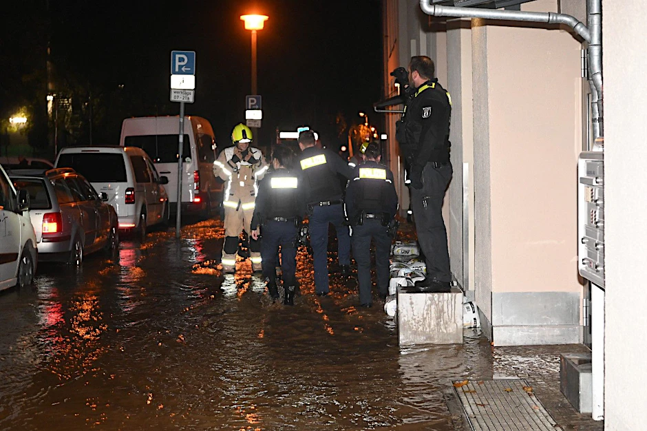 Berlin-Lichtenberg: Wasserrohrbruch in der Gotlindestraße