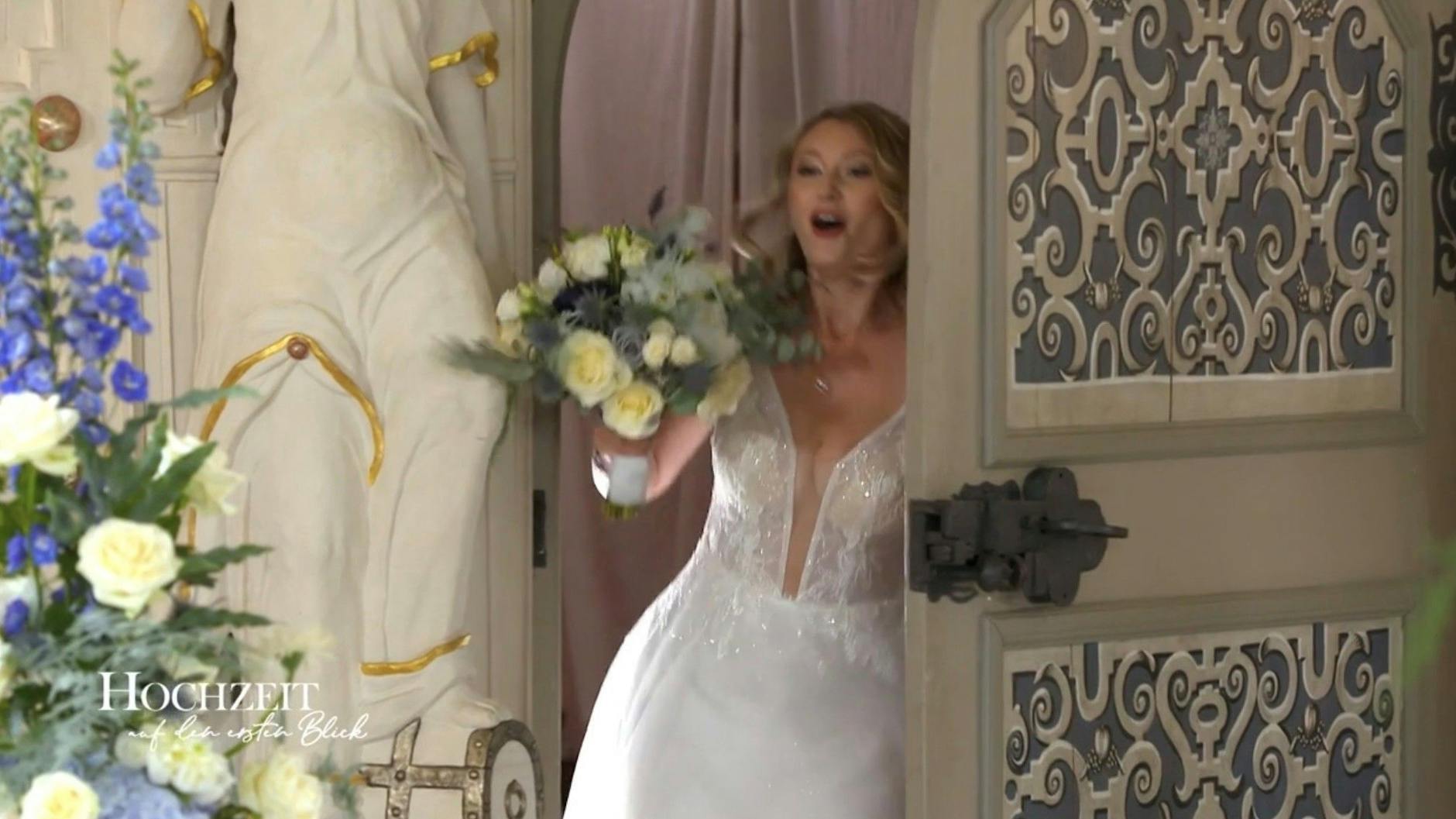 Kleiner Schock-Moment: "Hochzeit auf den ersten Blick"-Braut Jaqueline stolpert beim Betreten des Trausaals.