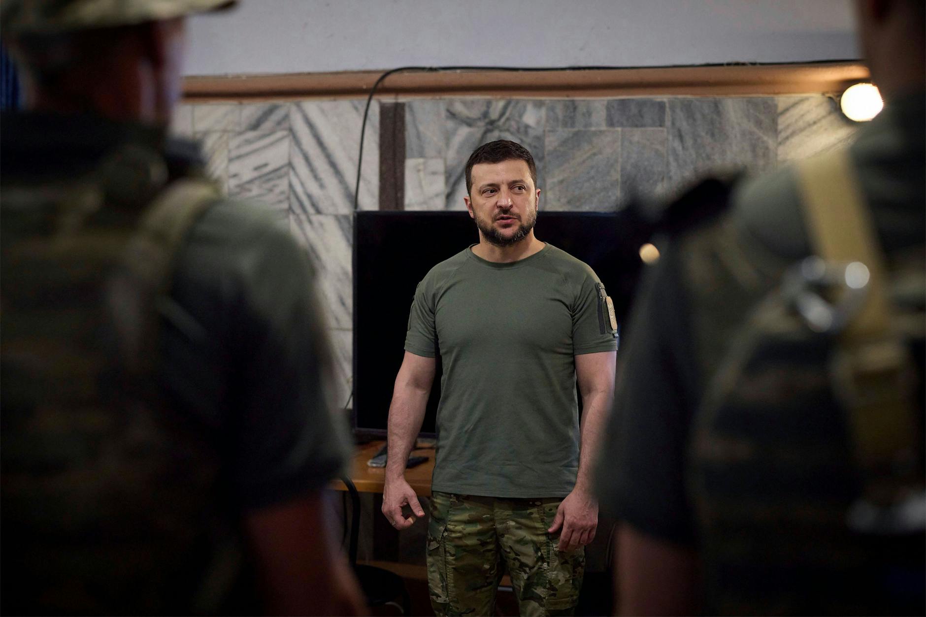 Der ukrainische Präsident Wolodymyr Selenskyj bei einem Besuch der Streitkräfte in Krywyj Rih. 