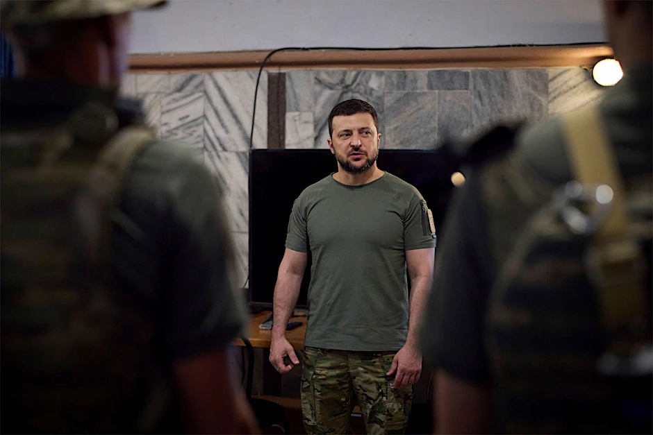 Der ukrainische Präsident Wolodymyr Selenskyj bei einem Besuch der Streitkräfte in Krywyj Rih.&nbsp;