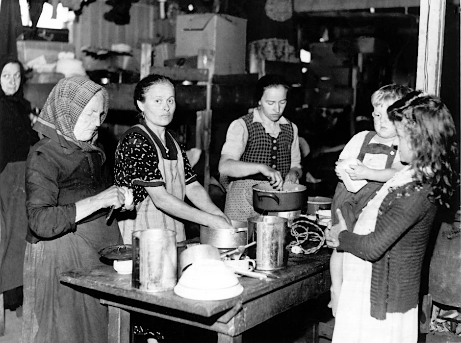 Frauen bereiten 1948 an einem Tisch Mahlzeiten zu.&nbsp;