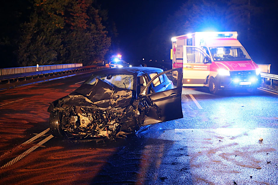 Bei einem Zusammenstoß von zwei Autos auf der B27 bei Ebergötzen (Landkreis Göttingen) sind zwei Menschen ums Leben gekommen.  