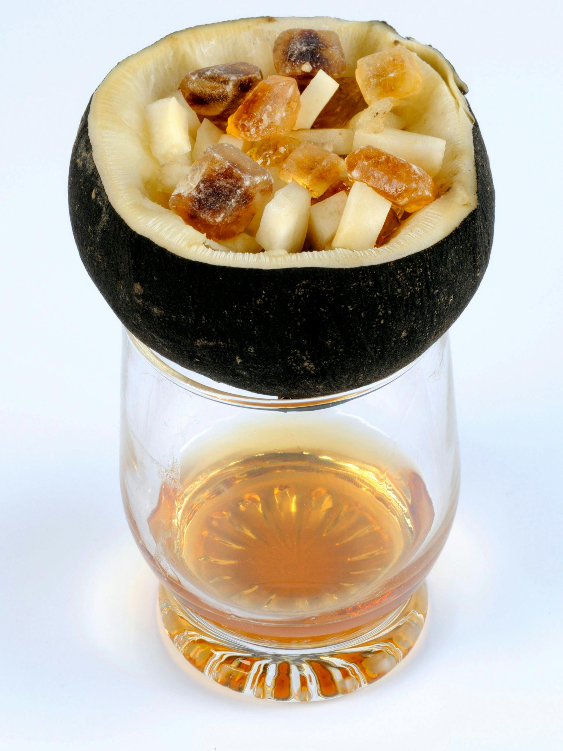 Aus dem Fleisch des Schwarzen Rettichs und Kandis wird Hustensirup. Noch besser als Kandis wirkt Honig.