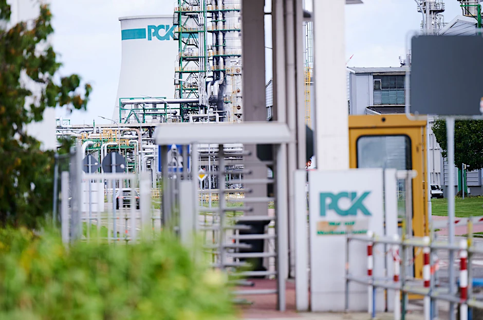 ARCHIV - Zur Sicherung des Betriebs der PCK-Raffinerie im brandenburgischen Schwedt setzt die Bundesregierung auf eine Treuhandlösung.  