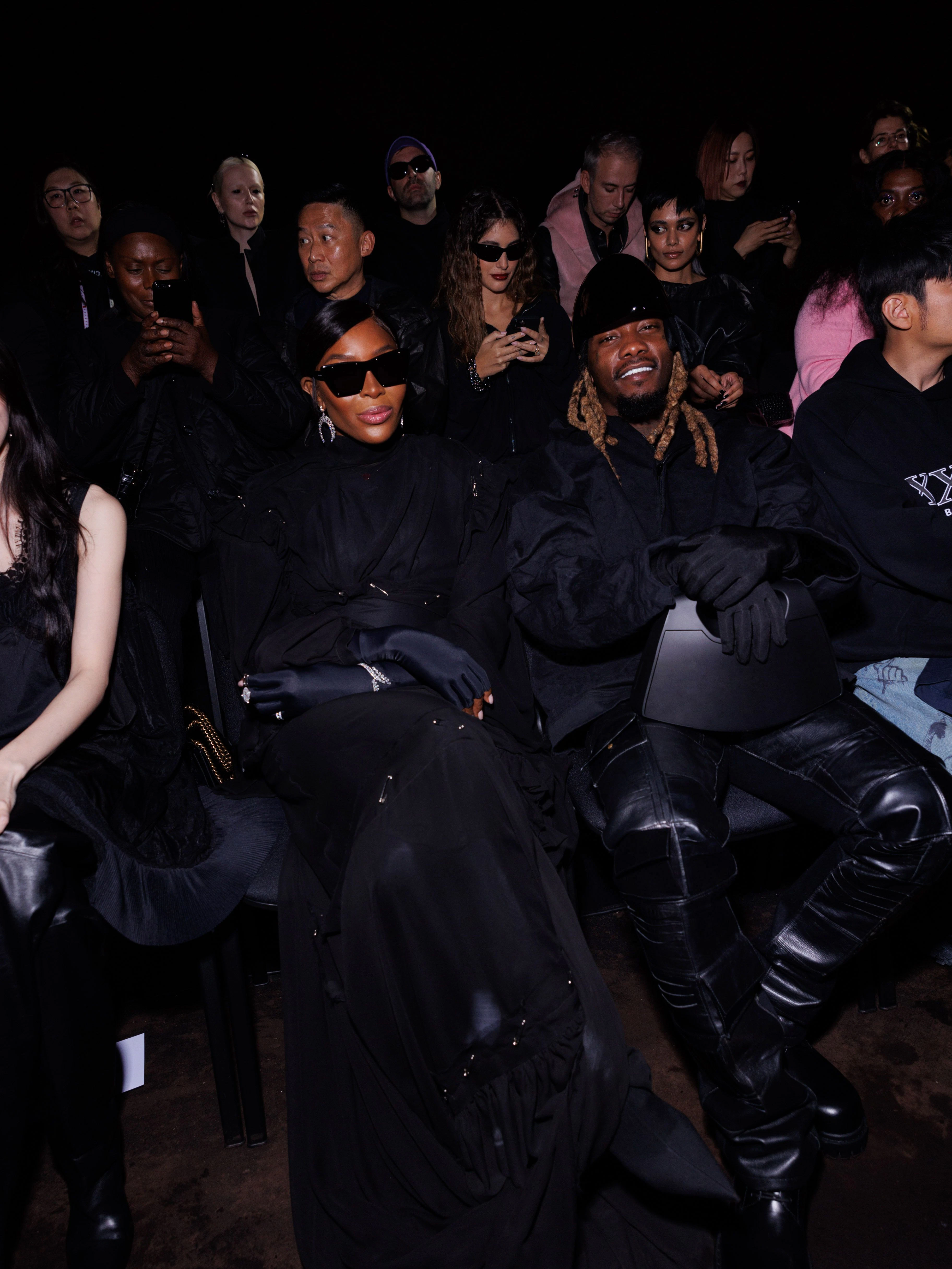 Naomi Campbell und Offset am Rande des Schlammkraters.