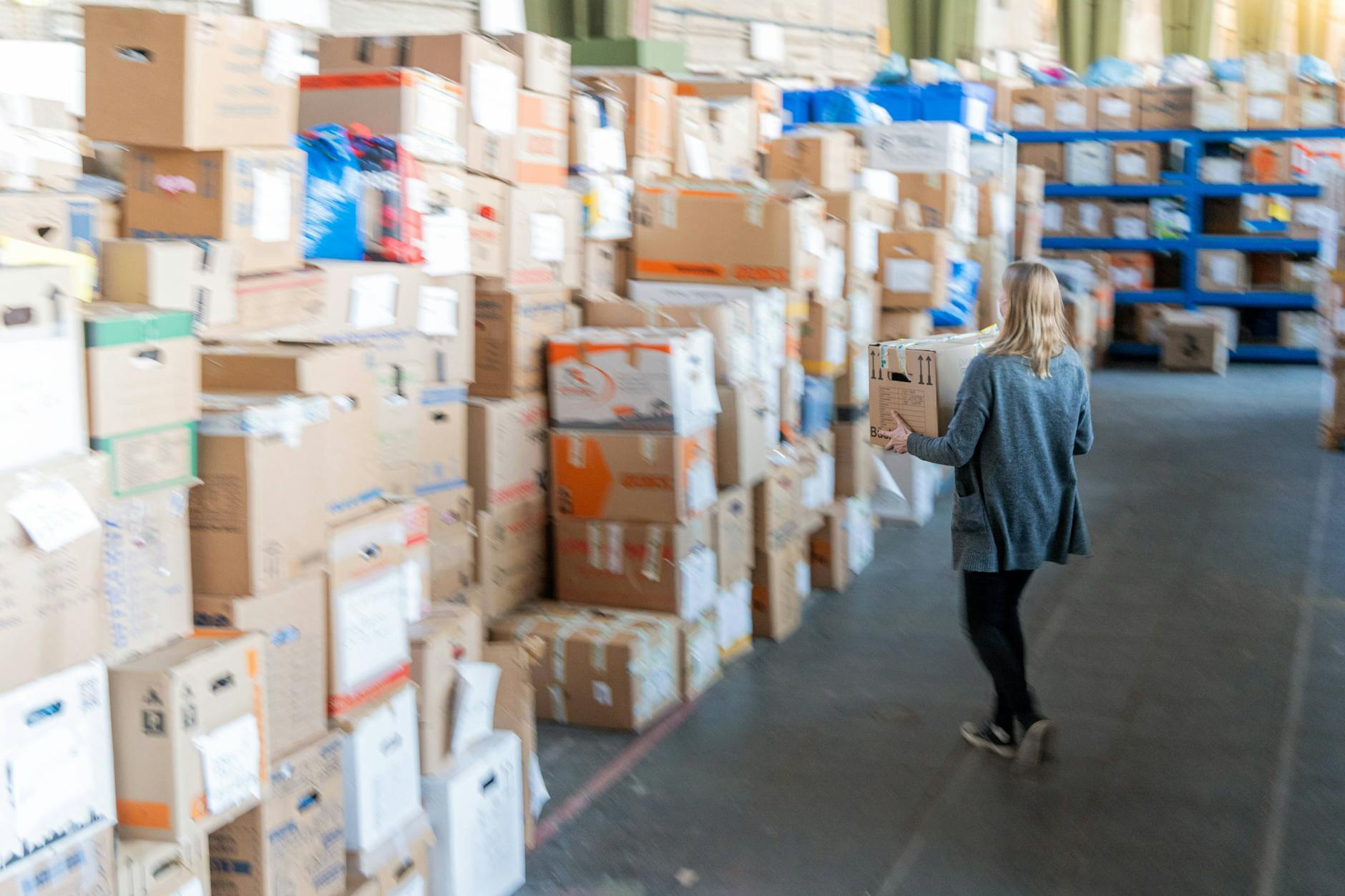 Logistikzentrum im Hangar 1 des Flughafens Tempelhof: Hier wurden Spenden für Menschen aus der Ukraine gesammelt und sortiert.
