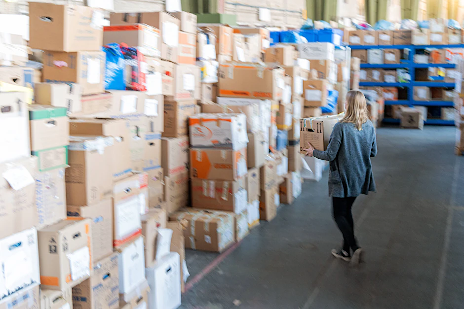 Logistikzentrum im Hangar 1 des Flughafens Tempelhof: Hier wurden Spenden für Menschen aus der Ukraine gesammelt und sortiert.