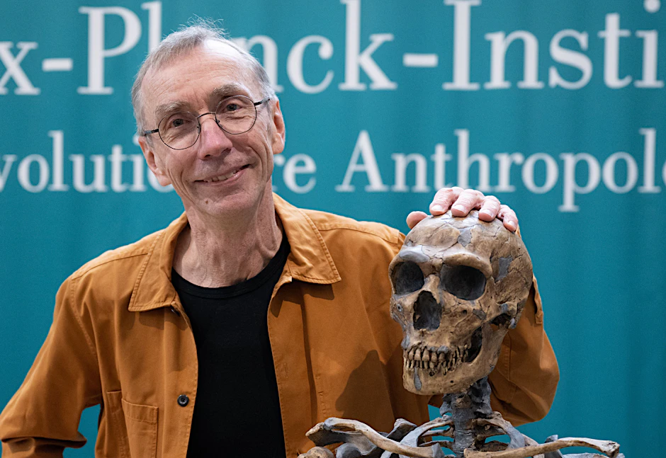 Svante Pääbo in seinem Leipziger Institut mit der Nachbildung eines Neandertaler-Skeletts.