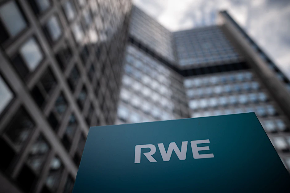 ARCHIV - Die RWE-Zentrale an der Huyssenallee in Essen.  