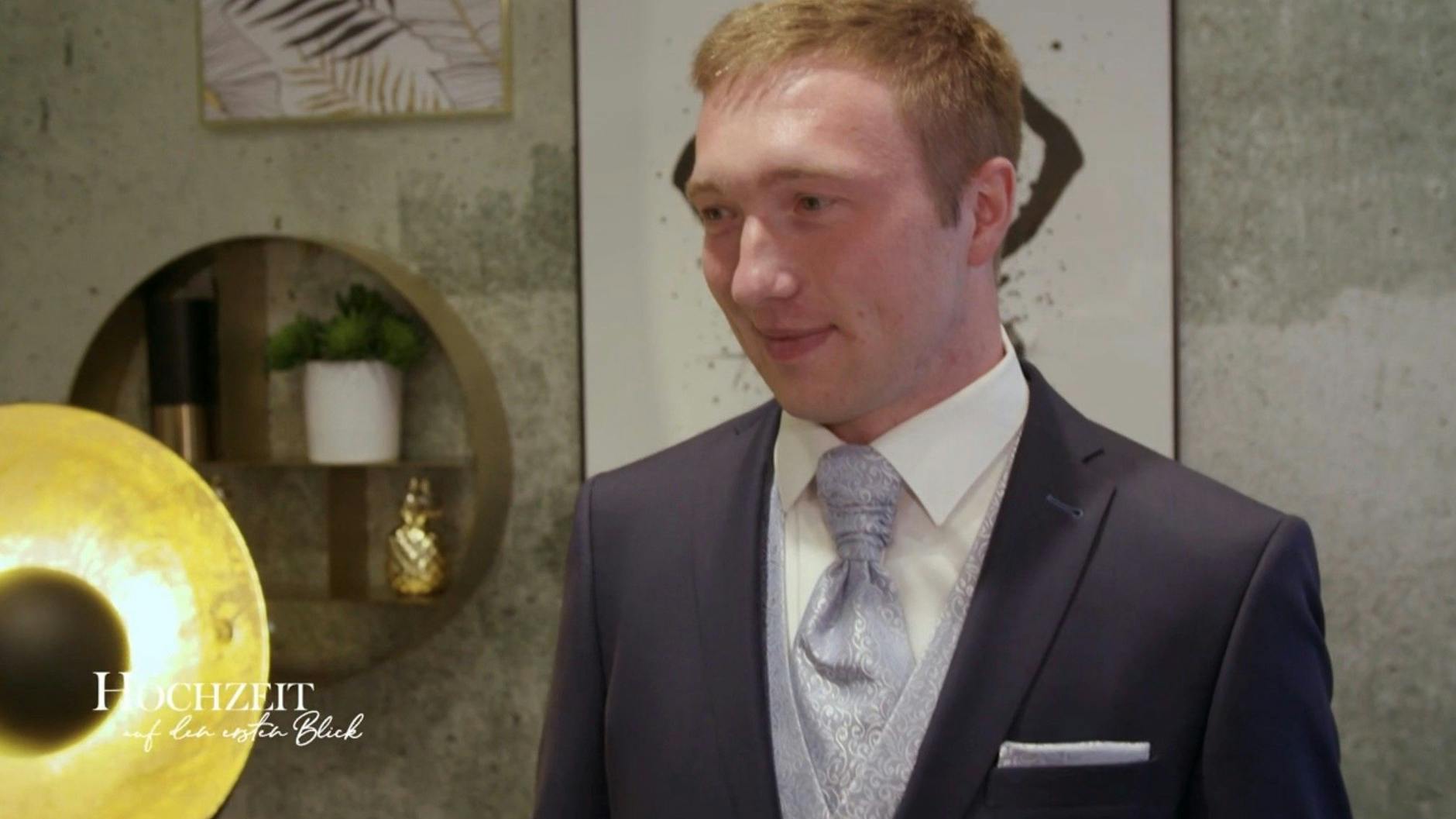 Hat sich für diesen Anzug entscheiden: "Hochzeit auf den ersten Blick"-Kandidat Christoph.