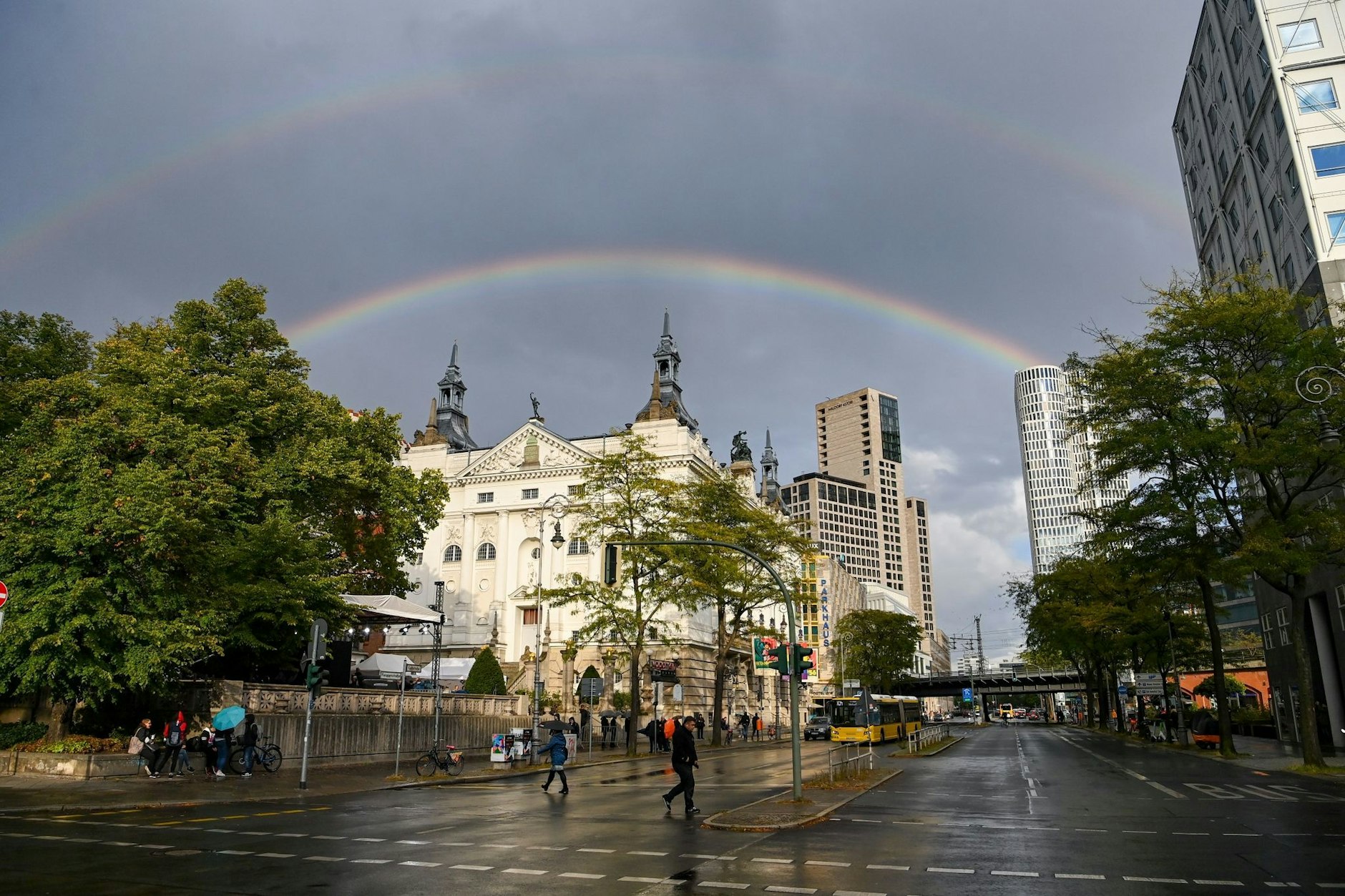 Ein doppelter Regenbogen hat sich über dem Theater des Westens am Zoo gebildet. (Archivbild)