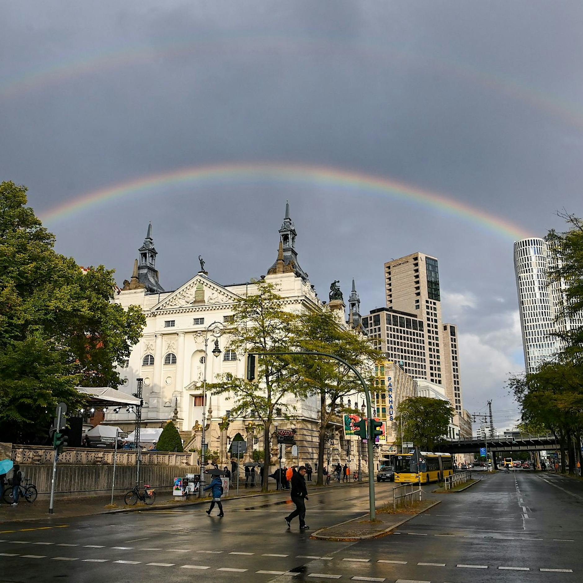 Berliner Feuerwehr zeigt spektakulären Doppelregenbogen über Berlin