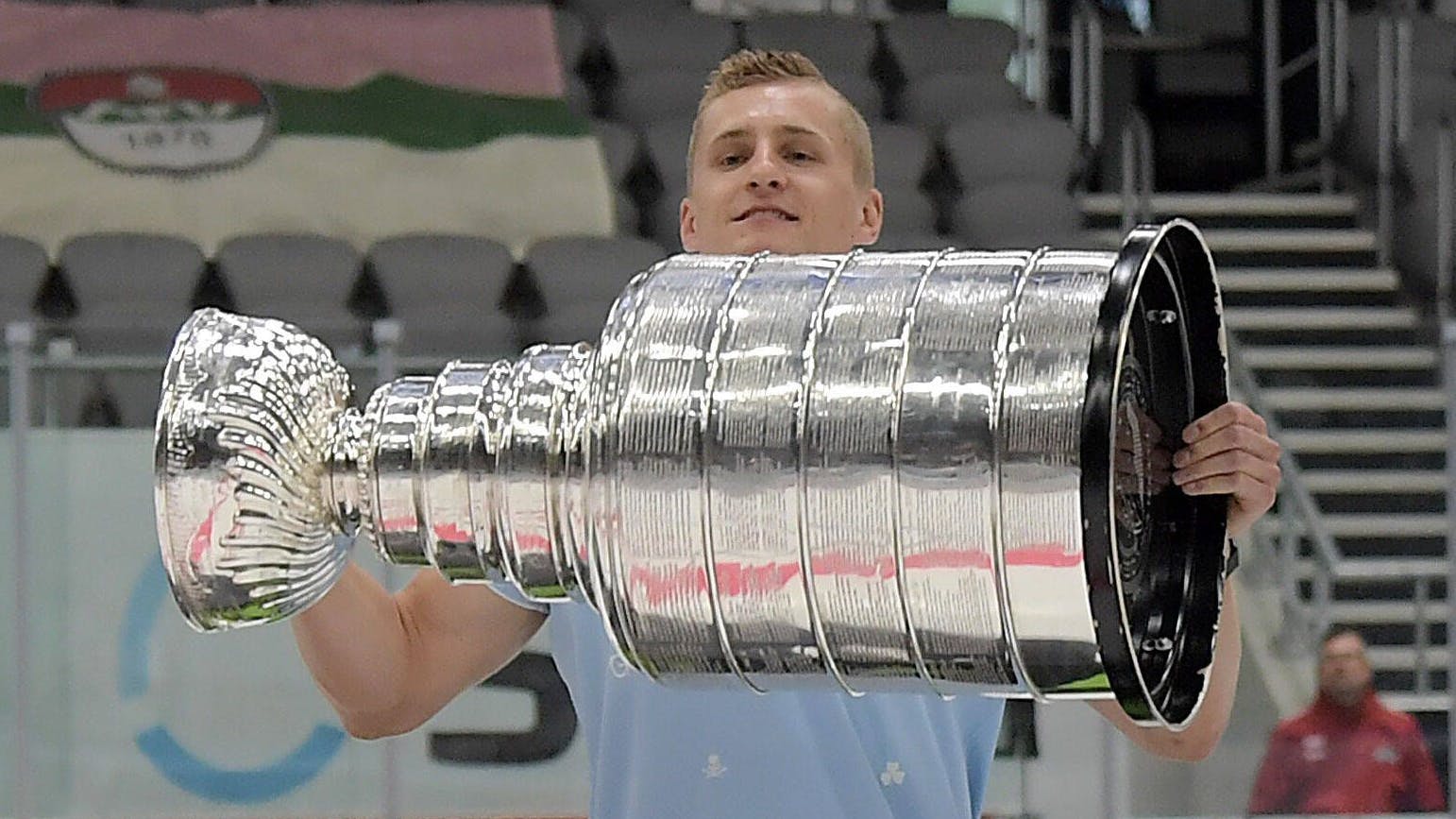 Nico Sturm brachte im Juli den Stanley Cup in seine Heimatstadt Augsburg nach Deutschland mit.