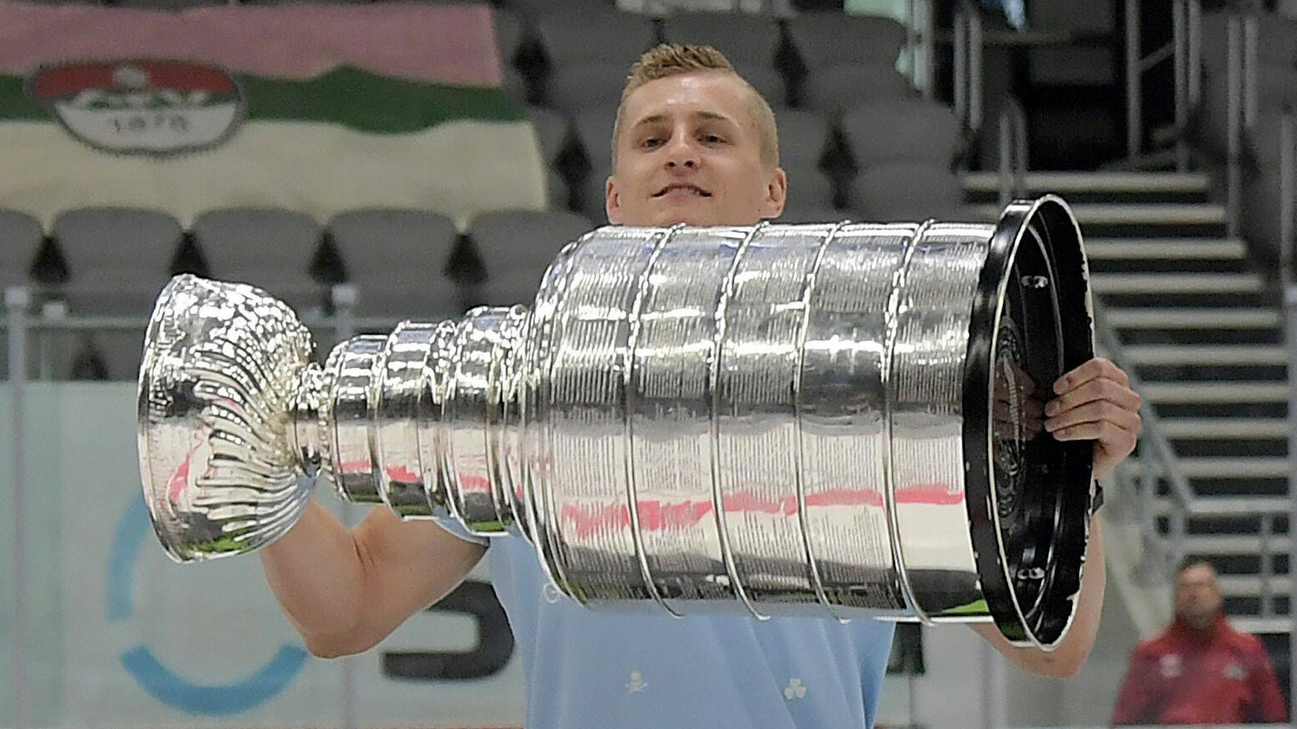 Nico Sturm brachte im Juli den Stanley Cup in seine Heimatstadt Augsburg nach Deutschland mit.