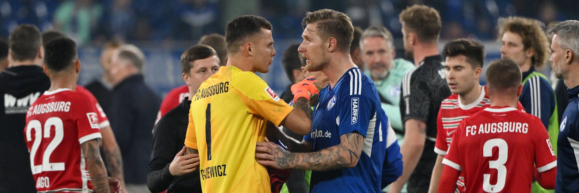 Zwei Ex-Unioner, zwei Meinungen: Augsburg-Keeper Rafal Gikiewicz und Schalke-Stürmer Sebastian Polter gerieten nach Abpfiff aneinander. 