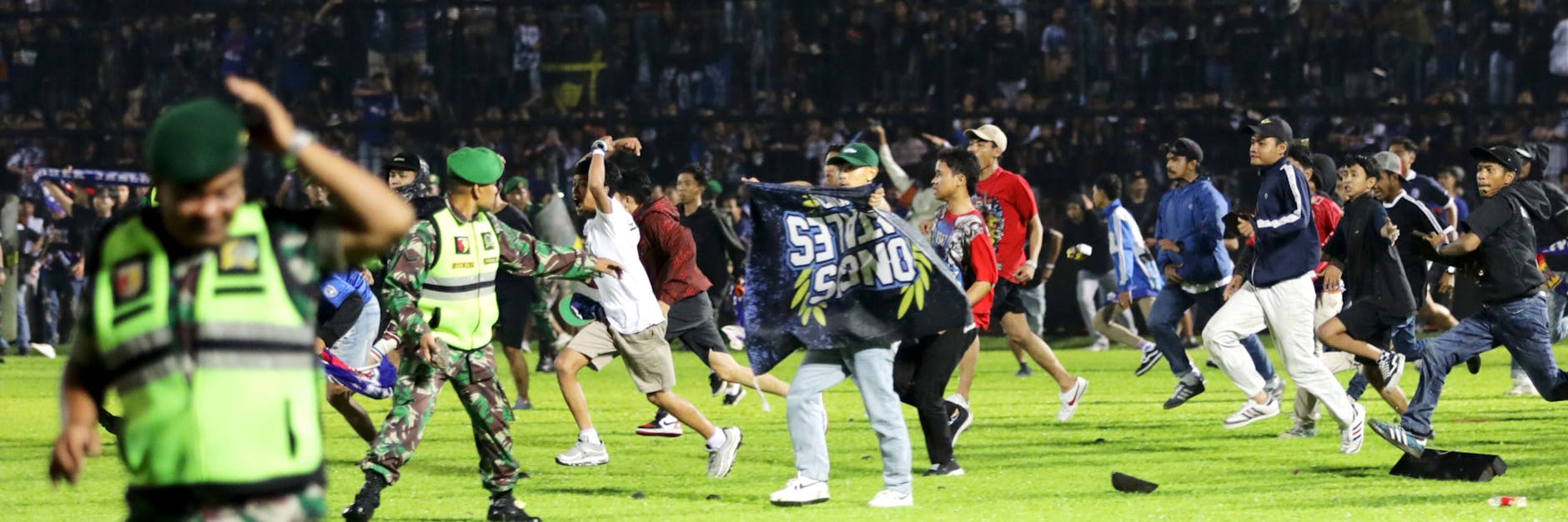Die indonesische Polizei setzte im Stadion in Malang Tränengas ein. Dadurch soll es zur Massenpanik mit mindestens 125 Todesopfern gekommen sein.