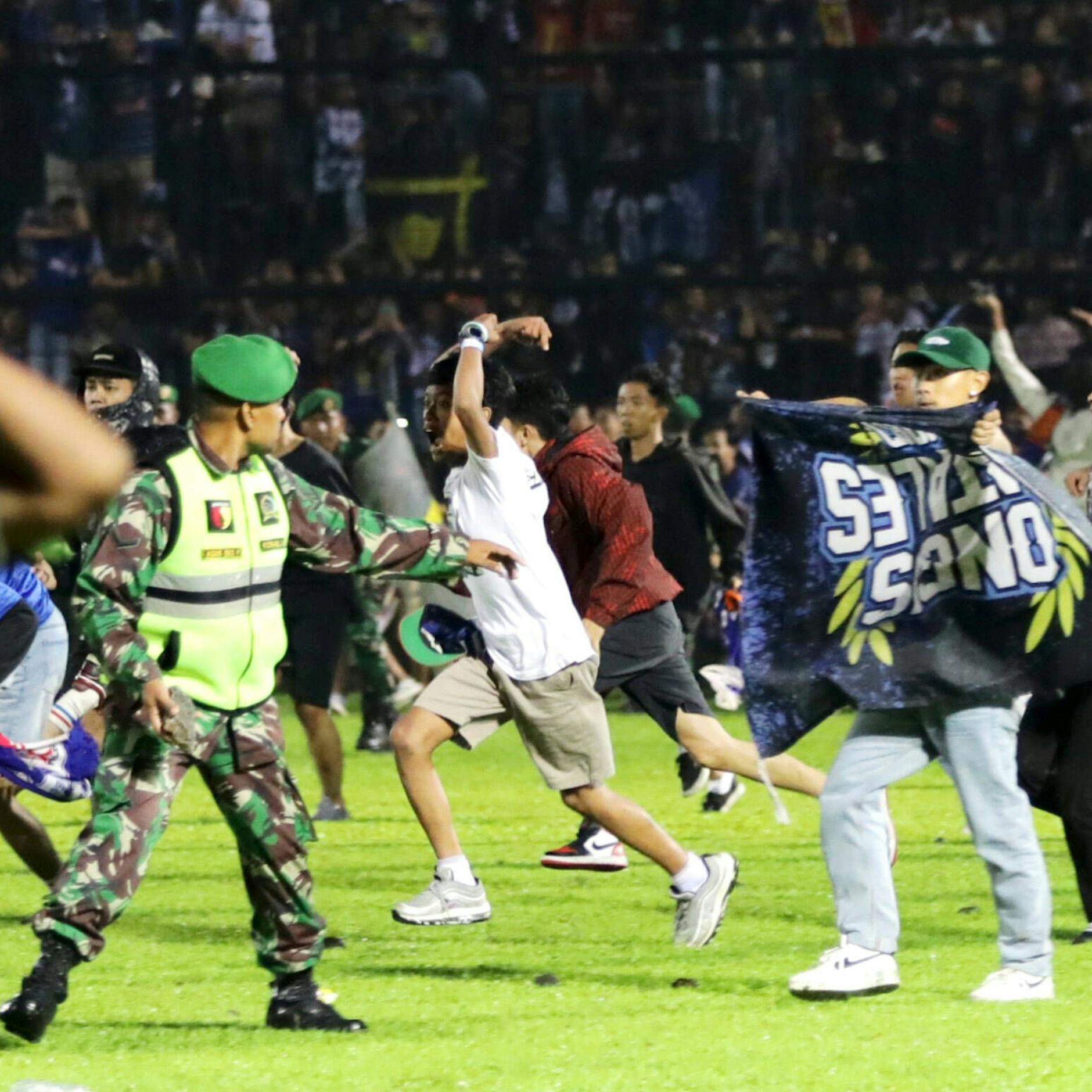 Fußball-Horror in Indonesien: Polizeigewalt nach Stadionkatastrophe mit 125 Toten am Pranger