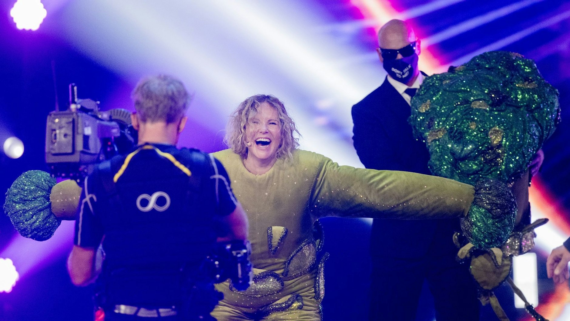 The Masked Singer: Moderatorin Katja Burkard war der Brokkoli. 
