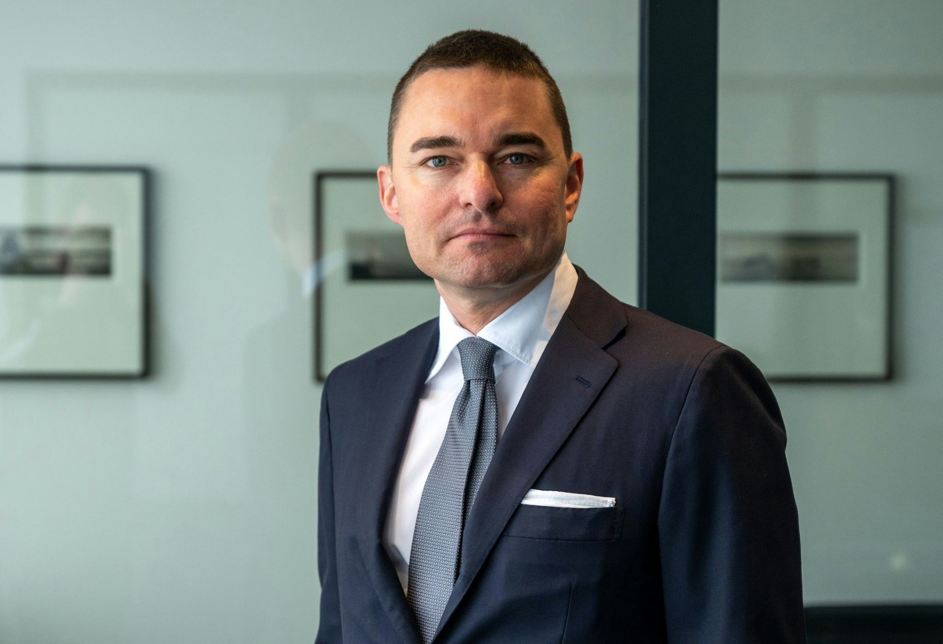 ARCHIV - Lars Windhorst, Investor von Fußball-Bundesligist Hertha BSC, steht in einem Büroraum.