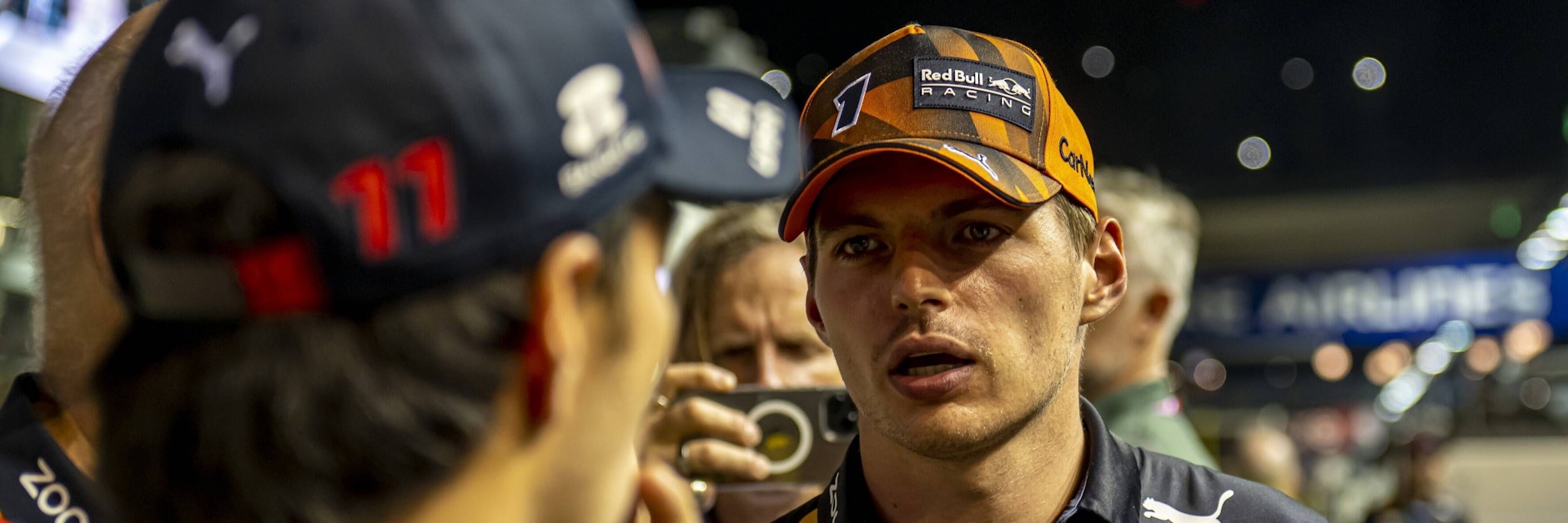 Bedient: Red-Bull-Pilot Max Verstappen erlebte in Singapur ein Wochenende zum Vergessen. Nun droht dem Weltmeister aber noch größerer Ärger.