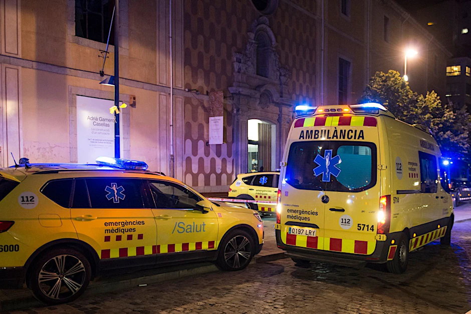 Rettungsdienste nach der Explosion vor der Casa de Cultura in Girona (Katalonien).  a