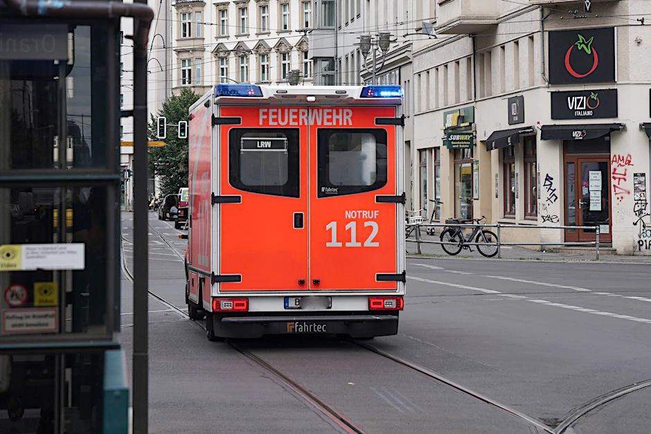 Ein Rettungswagen der Berliner Feuerwehr fährt zu einer Unfallstelle (Symbolbild).&nbsp;
